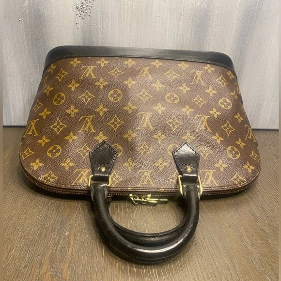 Louis Vuitton Monogram Alma PM (VI0946)        12.6 X 9.8 X 6.3 inch deep - Picture 8 of 15